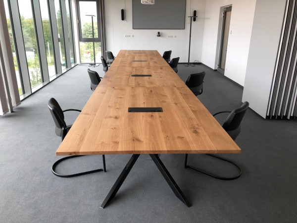 Konferenztisch aus massiver Eiche mit Spider Tischgestell – 180x120x76 cm, maßgefertigt mit Multimediavorbereitung